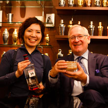 デズモンド・ペイン氏が体験する　『ビーフィーター24 お茶カクテル』