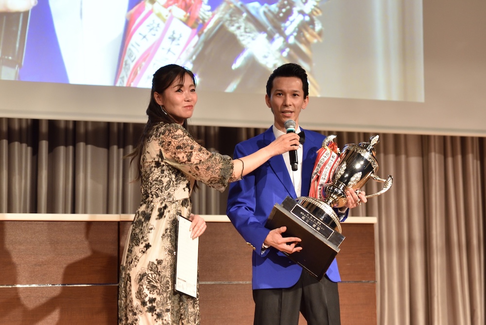 トロフィーを手に、インタビューに答える森西一樹さん。