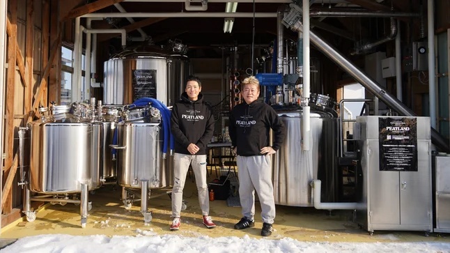Taiki Cosmic Glen Distilleryの蒸溜所にて。左：静谷和典氏、右：堀江貴文氏